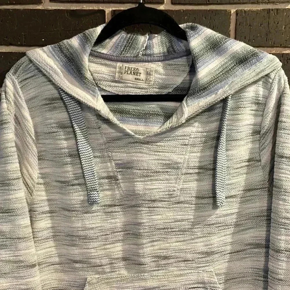 Free Planet Women’s Small Kangaroo Pocket Hooded Pullover - Picture 2 of 9